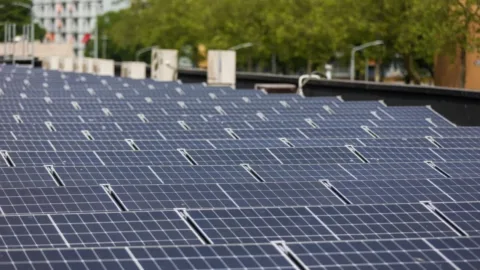 Zonnepanelen op dak winkelcentrum Sterrenburg in Dordrecht