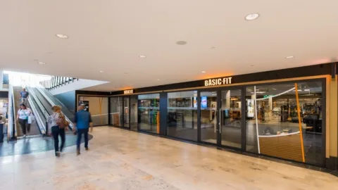 Vooraanzicht Basic Fit in winkelcentrum Sterrenburg in Dordrecht