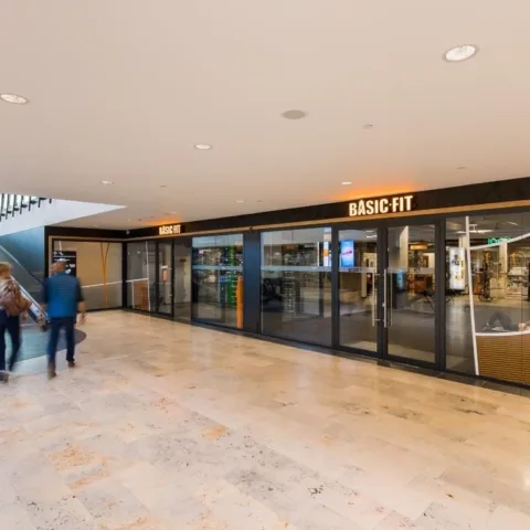 Vooraanzicht Basic Fit in winkelcentrum Sterrenburg in Dordrecht