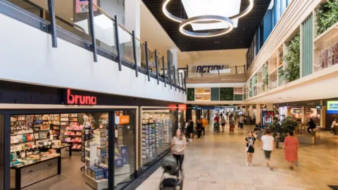 Vooraanzicht Bruna in winkelcentrum Sterrenburg in Dordrecht