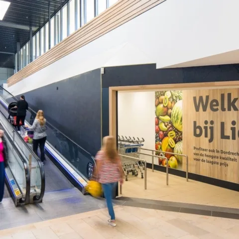 Vooraanzicht Lidl Supermarkt in winkelcentrum Sterrenburg in Dordrecht