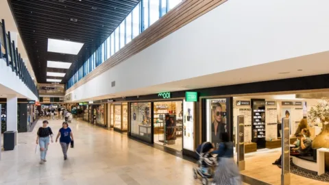 Vooraanzicht Parfumerie Mooi Sterrenburg in winkelcentrum Sterrenburg in Dordrecht