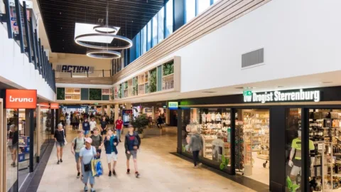 Vooraanzicht Uw Drogist Sterrenburg in winkelcentrum Sterrenburg in Dordrecht