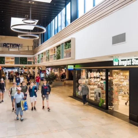 Vooraanzicht Uw Drogist Sterrenburg in winkelcentrum Sterrenburg in Dordrecht