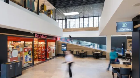Vooraanzicht Wibra in winkelcentrum Sterrenburg in Dordrecht